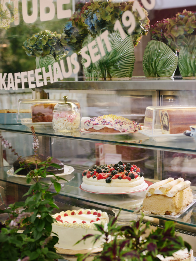 Auslage eines Kaffees mit verschiedenen Kuchen. Die Aufschrift lautet "Kaffeehaus seit 1910".
