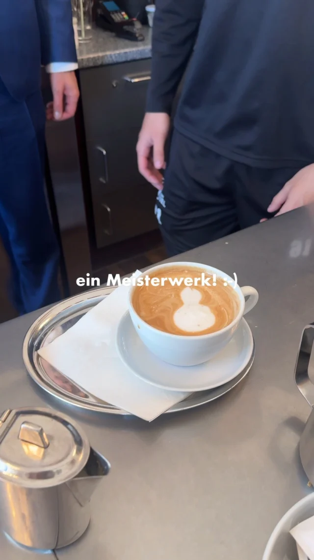 Guten Morgen aus dem Kaffee Weitzer! ☀
In der stressigsten Woche des Jahres beim @thwhandball haben sich zwei aus dem Team - Lukas Zerbe und Bence Imre - eine kleine Auszeit genommen, um ihre Barista-Fähigkeiten zu beweisen. Unter strenger Aufsicht unseres Hoteldirektors, Fritz Wiedrich, konnten die beiden ein wahres Cappuccino-Meisterwerk hinlegen. ✨
Geschmeckt hat's übrigens auch super - danke, euch beiden! Nächstes Mal dann Latte Art-Wettbewerb? ☕
.
.
.
#hotelweitzer #dasweitzergraz #WirSindKiel