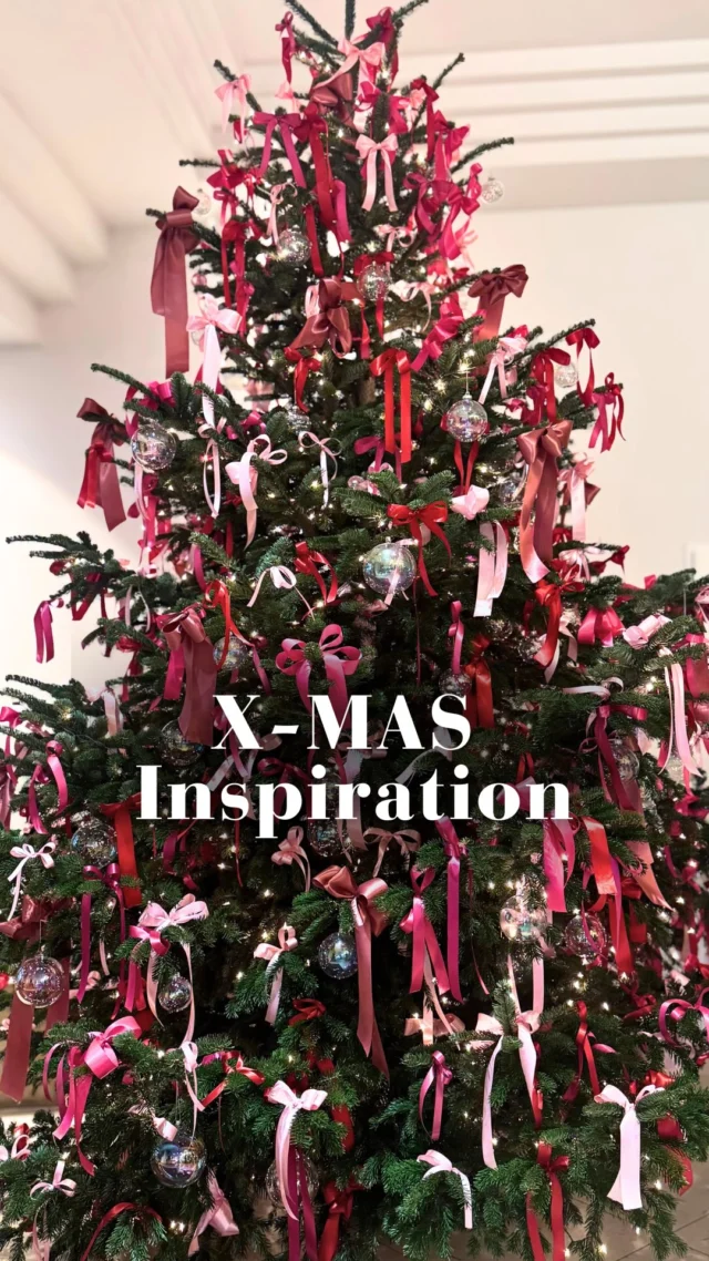 X-MAS Inspo?✨
 Brauchen Sie noch Inspiration für Ihre Christbaum Deko?🎄✨

Bei uns im Weitzer im Foyer und in den Seminarräumen funkelt es schon herrlich und bringt Gäste wie auch unser ganzes Team schon so richtig in Weihnachtsstimmung.🎄⭐️

#HotelWeitzer #christbaum #WeihnachtsDeko