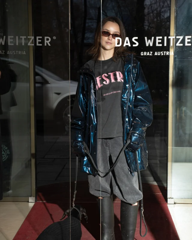 Unser Haus ist nicht nur ein Ort zum Ankommen, sondern auch zum Festhalten. 📸

Das Weitzer‑Ambiente wurde kürzlich zur Bühne eines Fashionshootings und wir müssen sagen: Solche Topics stehen sowohl dem Concept @sestra_store_graz als auch uns einfach ausgezeichnet. ✨📸

Wahnsinn, es sind so coole Bilder entstanden - danke, dass ihr da wart!

Credits:
- Model: Stela Stankic @stelastnc 
- Agentur: Flare Talents @flaretalents 
- Sestra Store @sestra_store_graz 
- Fotografinnen: Sarah Koller @sarah.sluna  und Mia Feil @_miafeil