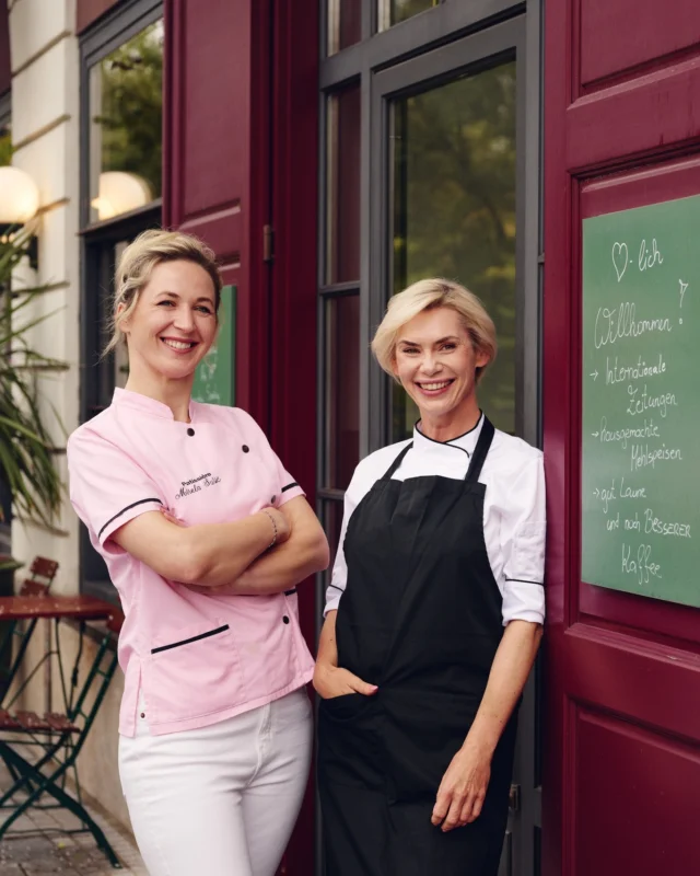 Ein Kipferl, ein Mokka, und die Welt ist in Ordnung.☕🥐

Ein Ort für Genießer, die das leise Rascheln einer Zeitung genauso schätzen wie die Gemütlichkeit eines Kaffeehauses.

Im Kaffeehaus Weitzer trifft man auf echte österreichische Kaffeehauskultur – so, wie man sie heute nur noch selten findet: nationale und internationale Zeitungen, ein Schachspiel zum geistigen Zeitvertreib und jener zeitlose Charme, der zum Verweilen einlädt.♟️☕

Dazu gibt’s ein Frühstück à la carte und ausschließlich hausgemachte Mehlspeisen von unseren beiden Patissièren Mirella und Tetjana.🍰✨
Hier darf man noch sitzen, blättern, beobachten und einfach länger bleiben.

#hotelweitzer #kaffeehaus