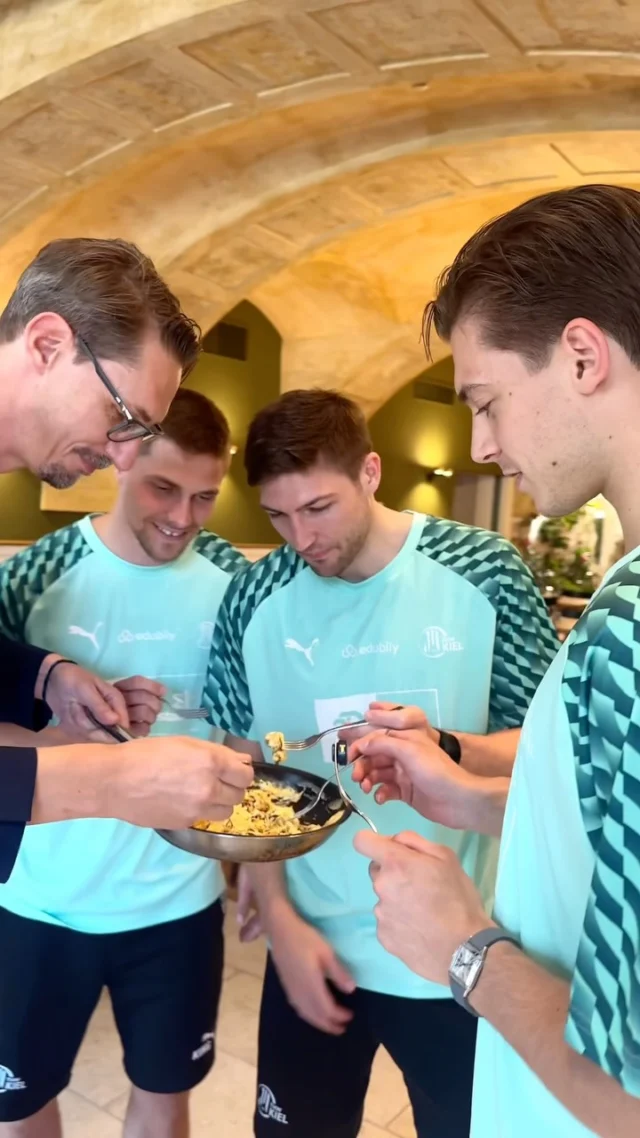 Wenn Gäste aus dem hohen Norden in die Steiermark kommen, gibt es ein paar Dinge, die man jedenfalls probieren sollte. Ganz oben auf der Liste: Kernöl-Eierspeise.😍

Gemeinsam mit unserem Hoteldirektor Fritz Wiedrich haben sich drei Spieler des THW Kiel an einen steirischen Klassiker gewagt. 
Also wir würden sagen, es hat geschmeckt.😉💚

#hotelweitzer #graz #thwkiel