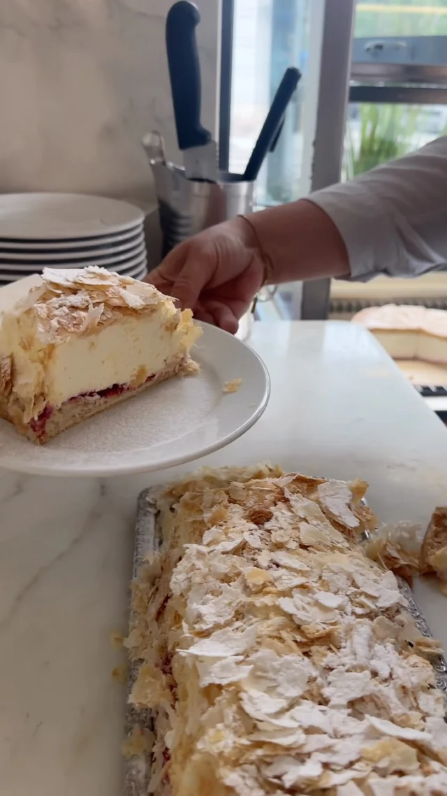 Feiner Blätterteig, fruchtige Preiselbeeren und dazwischen eine herrlich leichte Vanillepuddingcreme - das kann nur unsere beliebte Kaffeehausschnitte sein.✨

Süß, cremig und genau richtig zu einer Tasse Kaffee am Nachmittag. 

👉 Am besten selbst probieren – im Kaffee Weitzer.

#kaffee #weitzer #graz